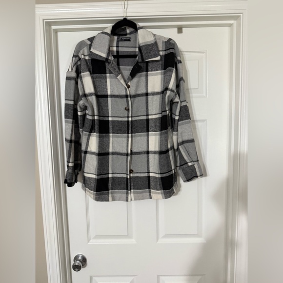 NWOT GRAY WHITE AND BLACK CHECKERED PRINT. - Picture 1 of 2